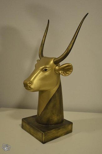 Kultainen Härkä -veistos - Image 4
