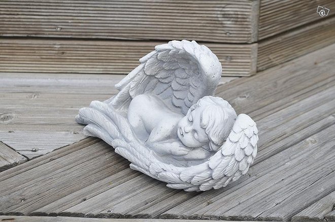 Enkelipatsas, siipien suojassa, betonipatsas - Image 3